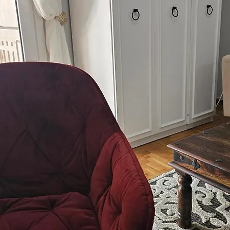 Apartment Cozy And Quiet , Convenient Location In