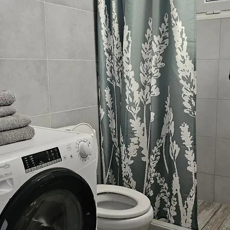 Cozy And Quiet , Convenient Location In Apartment *