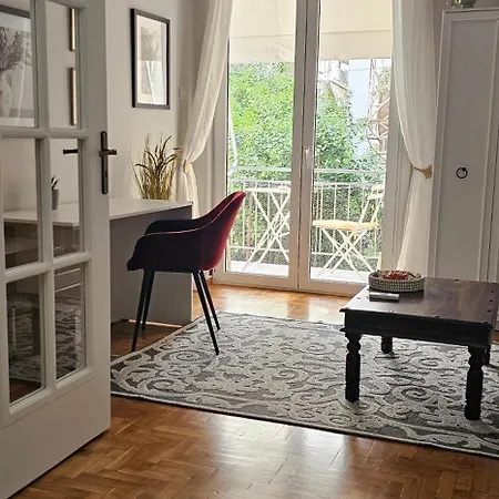 Cozy And Quiet , Convenient Location In Apartment