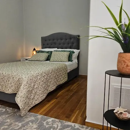 Cozy And Quiet , Convenient Location In Appartamento Atene